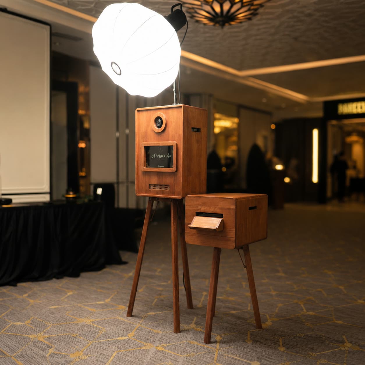Selfie Box (Vintage) — เช่า Photo Booth สำหรับงานแต่งงาน