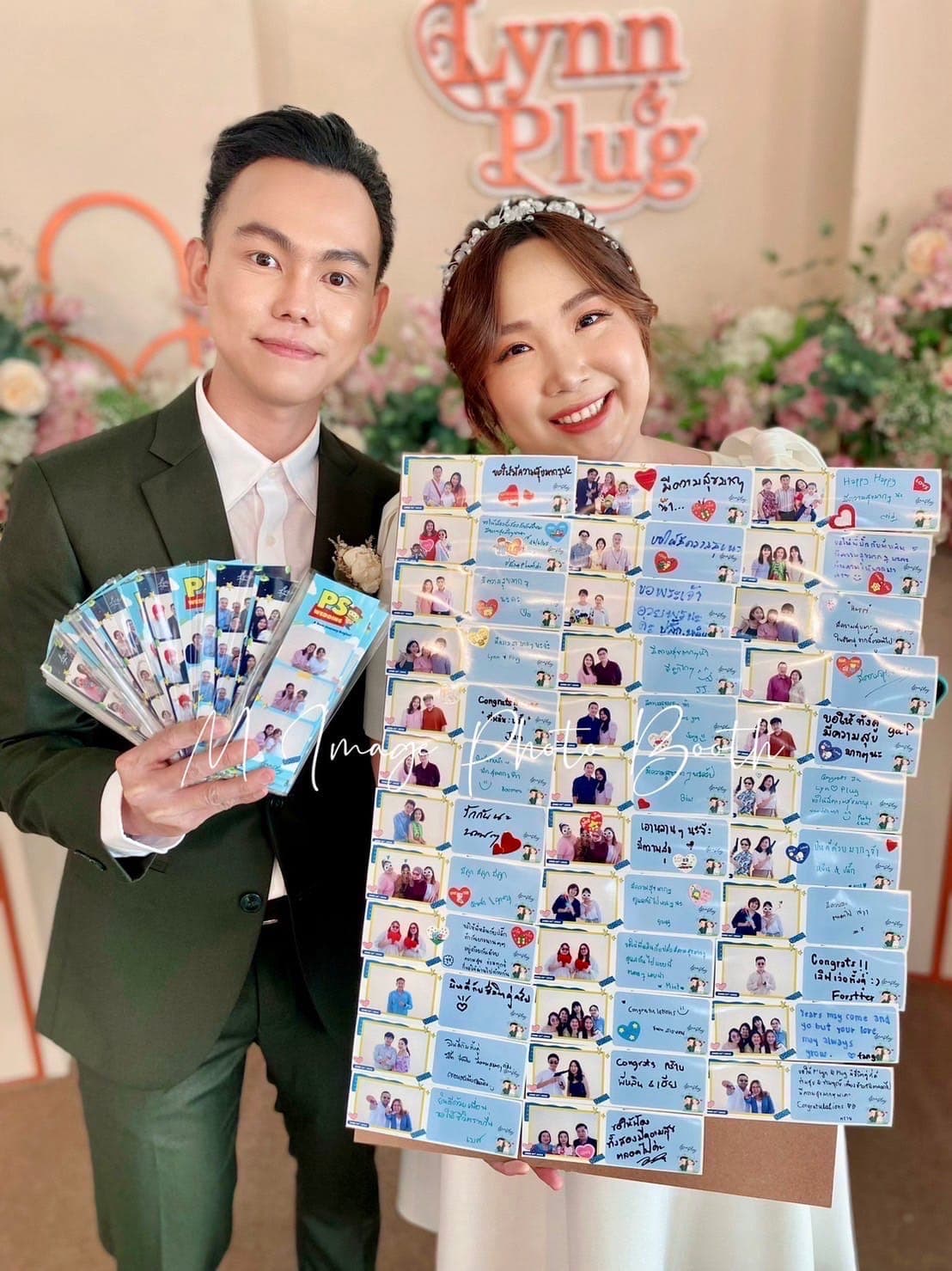 ลูกค้าถือภาพพิมพ์และอัลบั้มจาก Photo Booth