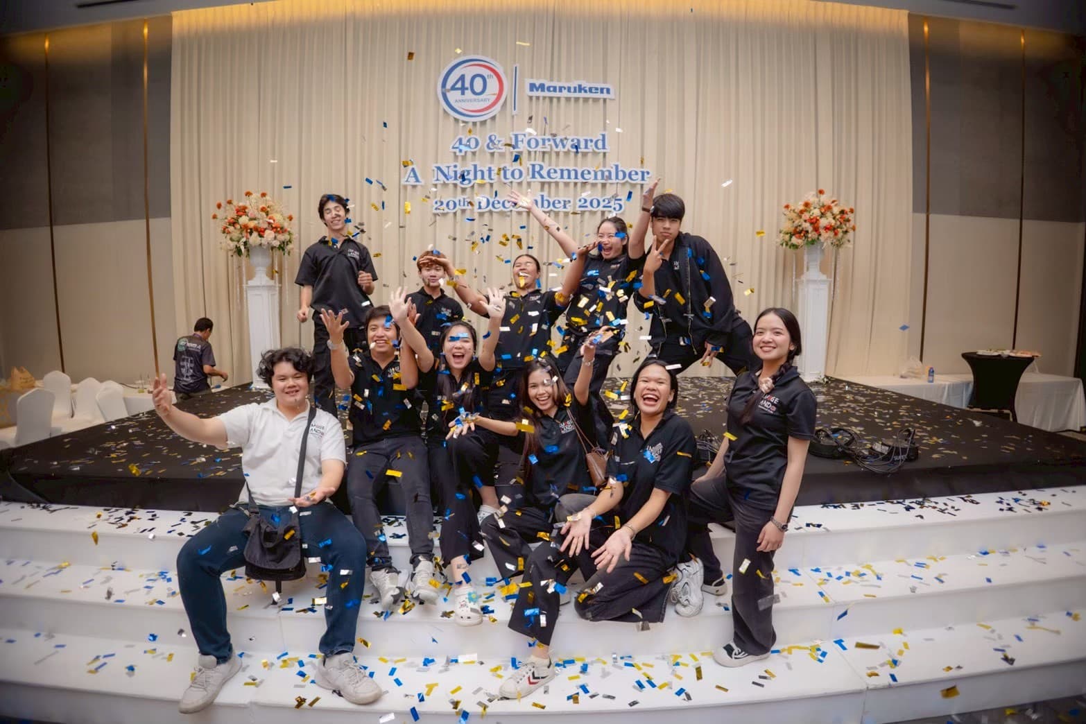 ทีมงาน MIMAGE ถ่ายภาพร่วมกันบริเวณเวทีงานอีเวนต์