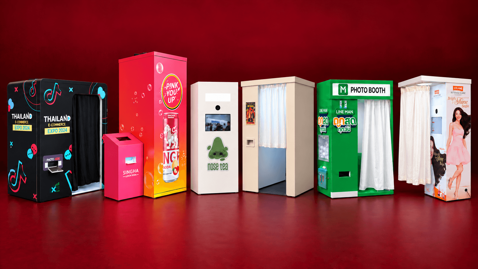 Photo Booth 6 รูปแบบ พร้อมตัวอย่างการตกแต่งตู้ตามแบรนด์ บนพื้นหลังสีแดง